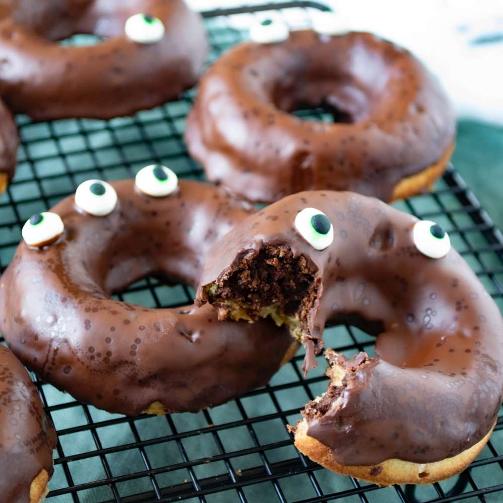 Marmorkuchen Donuts mit Augen für Halloween oder Kindergeburtstag