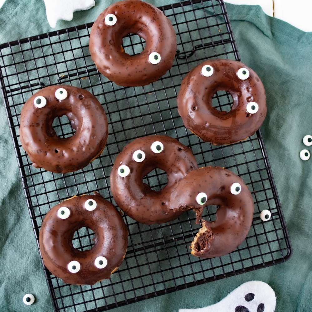 Marmorkuchen Donuts mit Augen für Halloween oder Kindergeburtstag